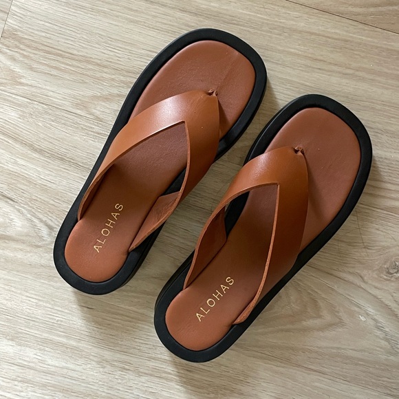 Alohas Overcast Sandals in Tan/Black - Picture 5 of 7